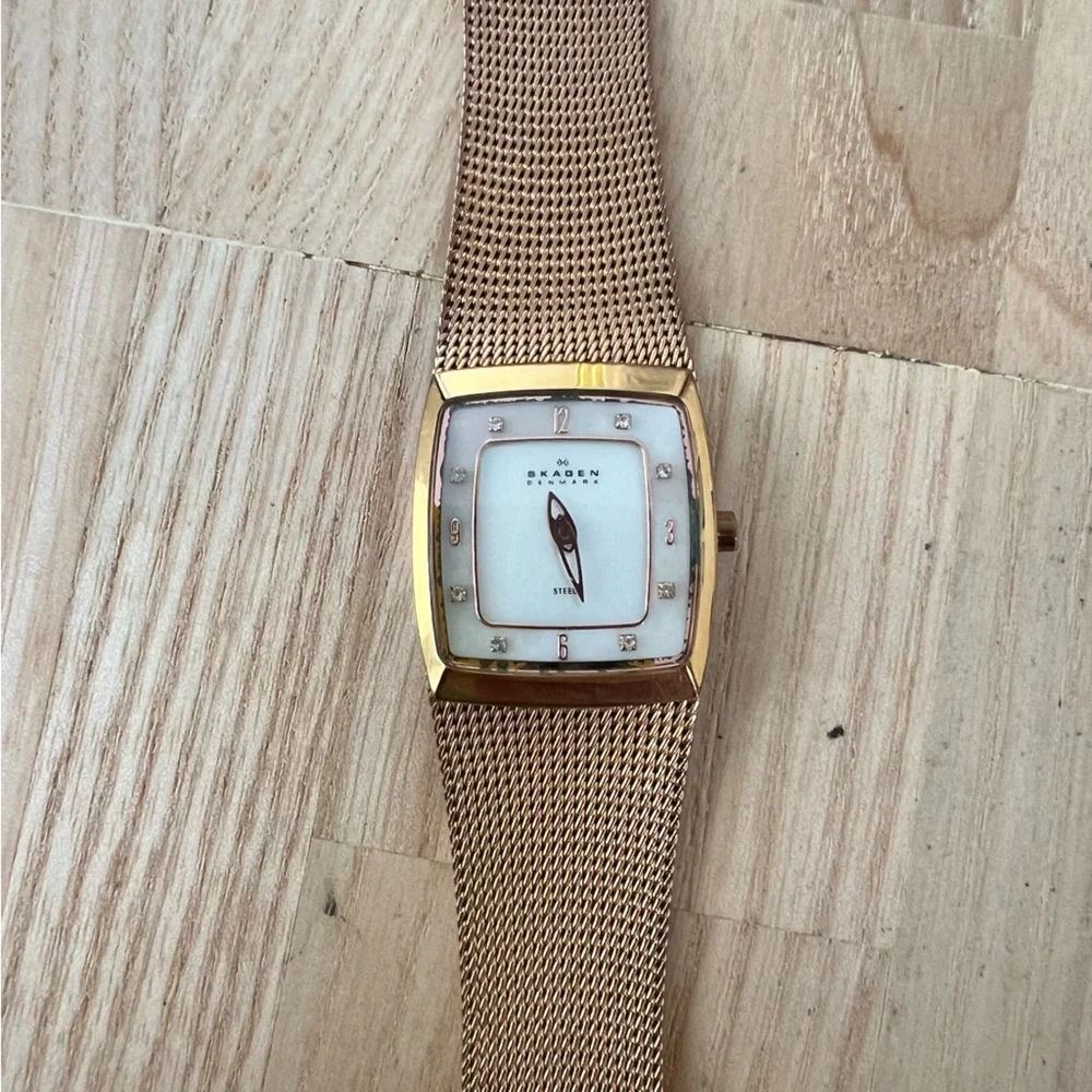 Skagen Denmark ladies rectangular rose gold tone dress watch NEW BATTERY